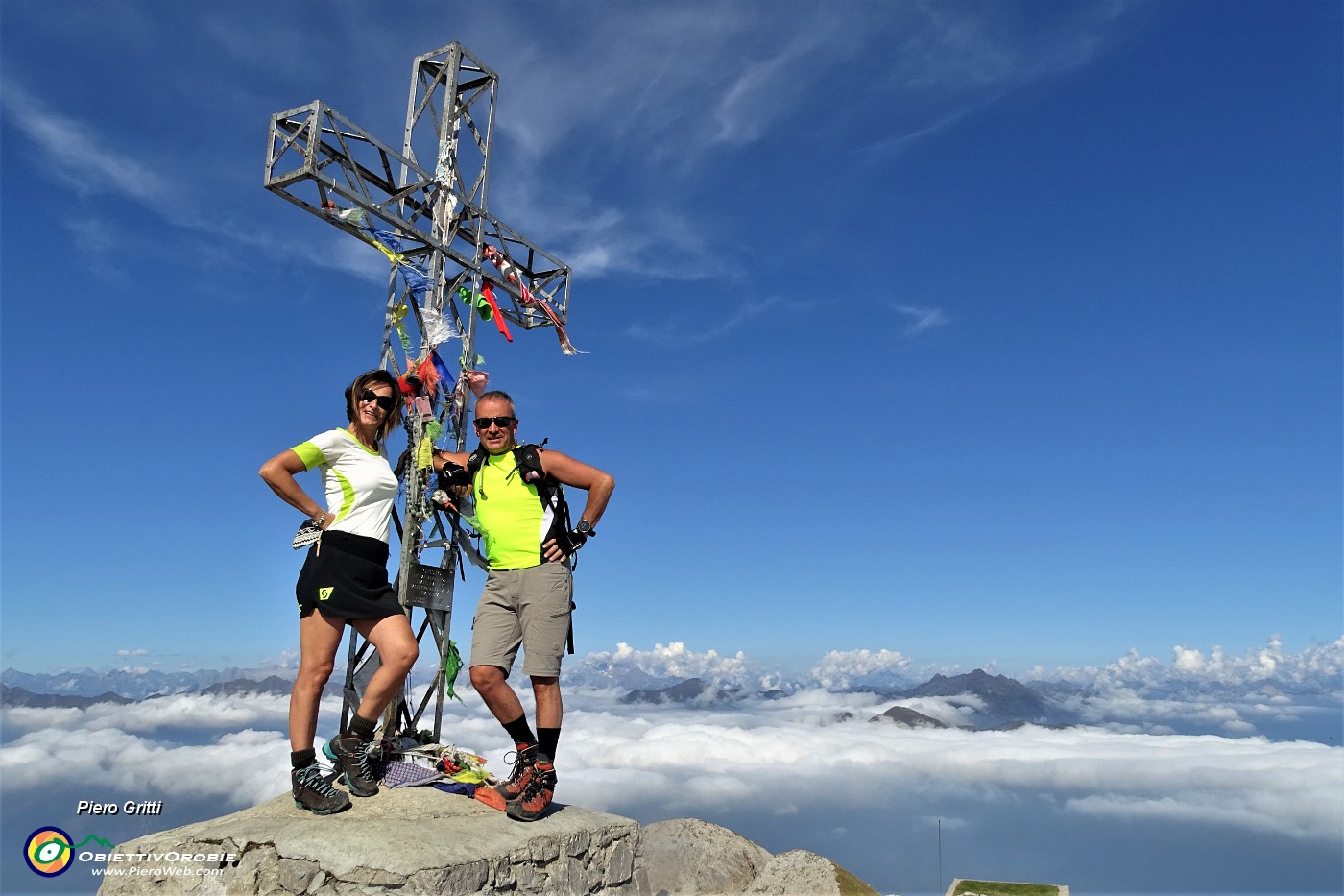 62 Alla croce di vetta del Grignone-Rif. Brioschi (2410 m)...il cielo e blu sopra le nuvole !.JPG